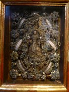 1) Reliquienbild, Maria in Wachs mit sechs Reliquien © Kunst im Karner