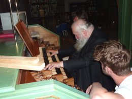 AUFERSTEHUNG - Dionysos oder Christus ? Hermann Nitsch improvisiert an der Walcker-Orgel in St. Othmar  Kunst im Karner