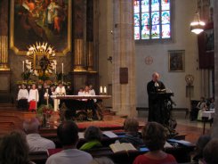 Lesung durch Pfarrer Klaus Heine  Kunst im Karner - St. Othmar
