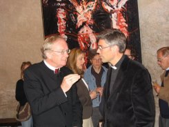 Vernissage - Pfarrer Klaus Heine im Gesprch mit Pfarrer Richard Posch  Kunst im Karner - St. Othmar