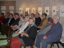 Besucher bei Autorenlesung Benedikt Traut  Kunst im Karner - St. Othmar