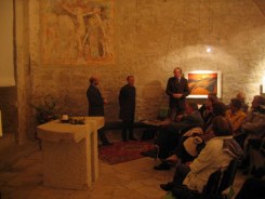 Ulrich Krauss und Benedikt Traut mit Pfarrer Klaus Heine bei der nachfolgenden Diskussion  Kunst im Karner - St. Othmar
