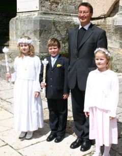 Peter mit Erstkommunionkinder im Mai 2004