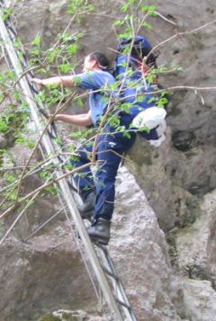 Peter auf einer der Leitern in der Steinwandklamm, Pfarrwallfahrt 2004