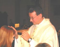 Kaplan Peter Schipka bei der Jungscharaufnahme im September 2002