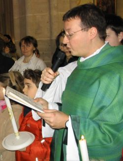 Kaplan Peter Schipka beim Fest der Tauferneuerung / Kommunionvorbereitung 2004