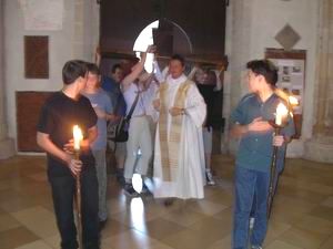 Peter mit Weltjugendkreuz und Jugendlichen in St. Othmar