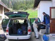 Begleitfahrer Hansi packt zum zweiten Mal das Auto voll (ca. 700kg Gepäck)