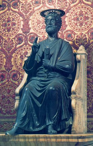 Statue des Apostel Petrus im Petersdom in Rom