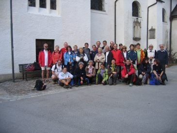 Gruppenfoto vor der Kirche in St. Aegyd - Fuwallfahrt nach Mariazell 2008  Pfarre St. Othmar in Mdling