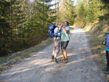 Walzer, getanzt von Maria_G und Maria_M vor Anstieg auf das Gscheid - Fuwallfahrt nach Mariazell 2008  Pfarre St. Othmar in Mdling