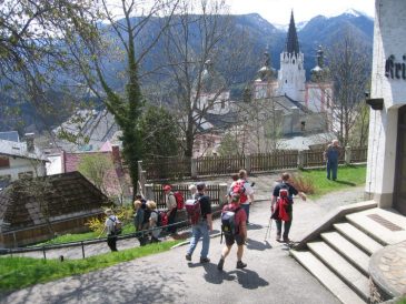 Von der Brgeralm kommend, der erste Blick auf die Basilika - Fuwallfahrt nach Mariazell 2008  Pfarre St. Othmar in Mdling