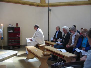 F(neuer?) Ministrant bei den Mevorbereitungen in der Michaelskapelle - uwallfahrt nach Mariazell 2008  Pfarre St. Othmar in Mdling