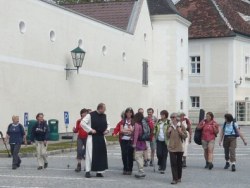 Unsere Wallfahrer werden von Superior Pater Karl Wallner begrsst <> Fusswallfahrt nach Mariazell 2009  Pfarre St. Othmar in Mdling